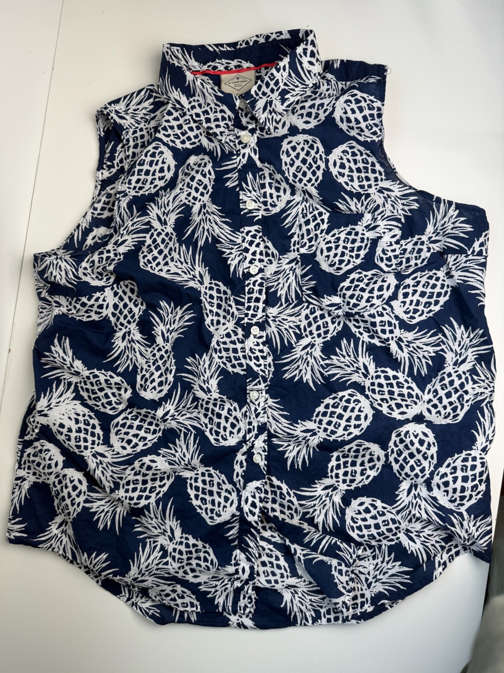 St. John's Bay Navy & White Printed 100% Cotton Sleevless button down pineapple
